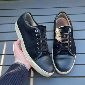 Lanvins STEAL ‼️ - Säljer dessa schyssta lanvins perfekt till sommaren! Passar till alla outfits. Size 43 fits 44! Skick 7,5/10 nypris 5000kr. Vad ingår? Endast skorna. Hör av dig vid minsta fundering 🤩