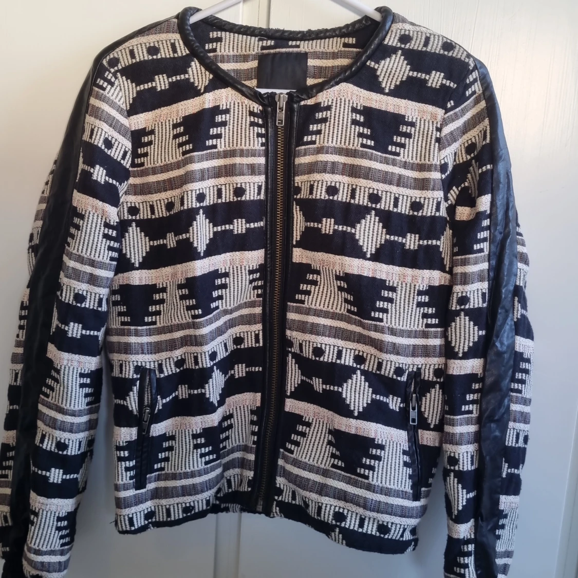 Mönstrad jacka med dragkedja - 1