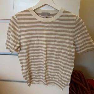 Randig stickad T-shirt - Superfin T-shirt, storlek S. Stickat material och beige vit randig! Använder inte tillräckligt mycket för att behålla!