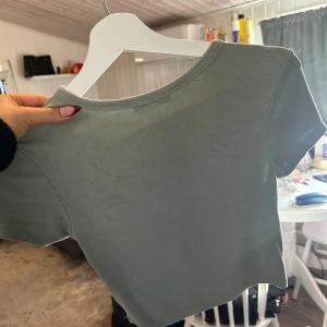 Grön topp från Zara - Säljer en stilren grön croppad topp från Zara. Använd vid 1 tillfälle🌸