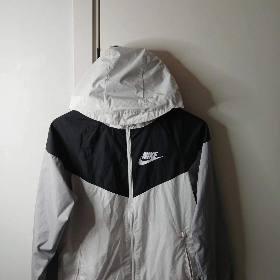 Vit och svart vindjacka från Nike
