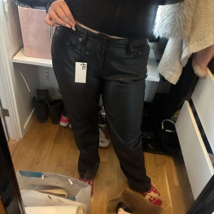 Skinnbyxor - Snygga raka skinn byxor, helt nya med prislapp, stl M, från lager 157, stretchigt material, pris kan diskuteras