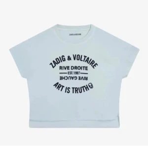 Vit t-shirt från Zadig & Voltaire - Snygg vit t-shirt från Zadig & Voltaire med tryck 'Art is Truth' i svart. Trycker är lite slitet men det är det jag tycker är det ”snygga”, att det inte ser så nytt och nytryckt ut. Tröjan har ett nypris över 1000kr och jag säljer denna för 420💕 passar XS-S. 