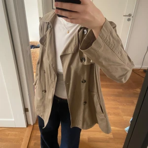 Trenchcoat - Säljet denna superfina lite längre trenchcoat!