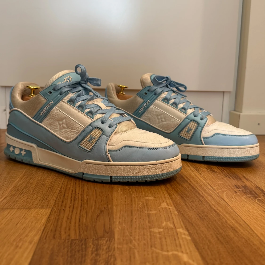 Baby blåa Louis Vuitton trainers 