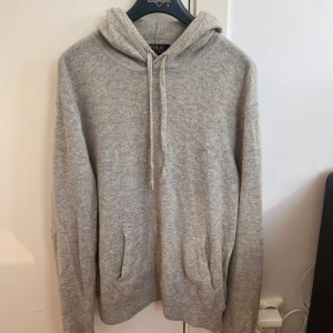 Ralph Lauren Kashmir hoodie - Säljer nu min polo Ralph Lauren hoodie i 100% kashmir. Hoodien är i fint skick med en liten slitning på ena armen. Skriv gärna om ni har frågor eller lägg gärna prisförlag då priset är dikutterbarr.