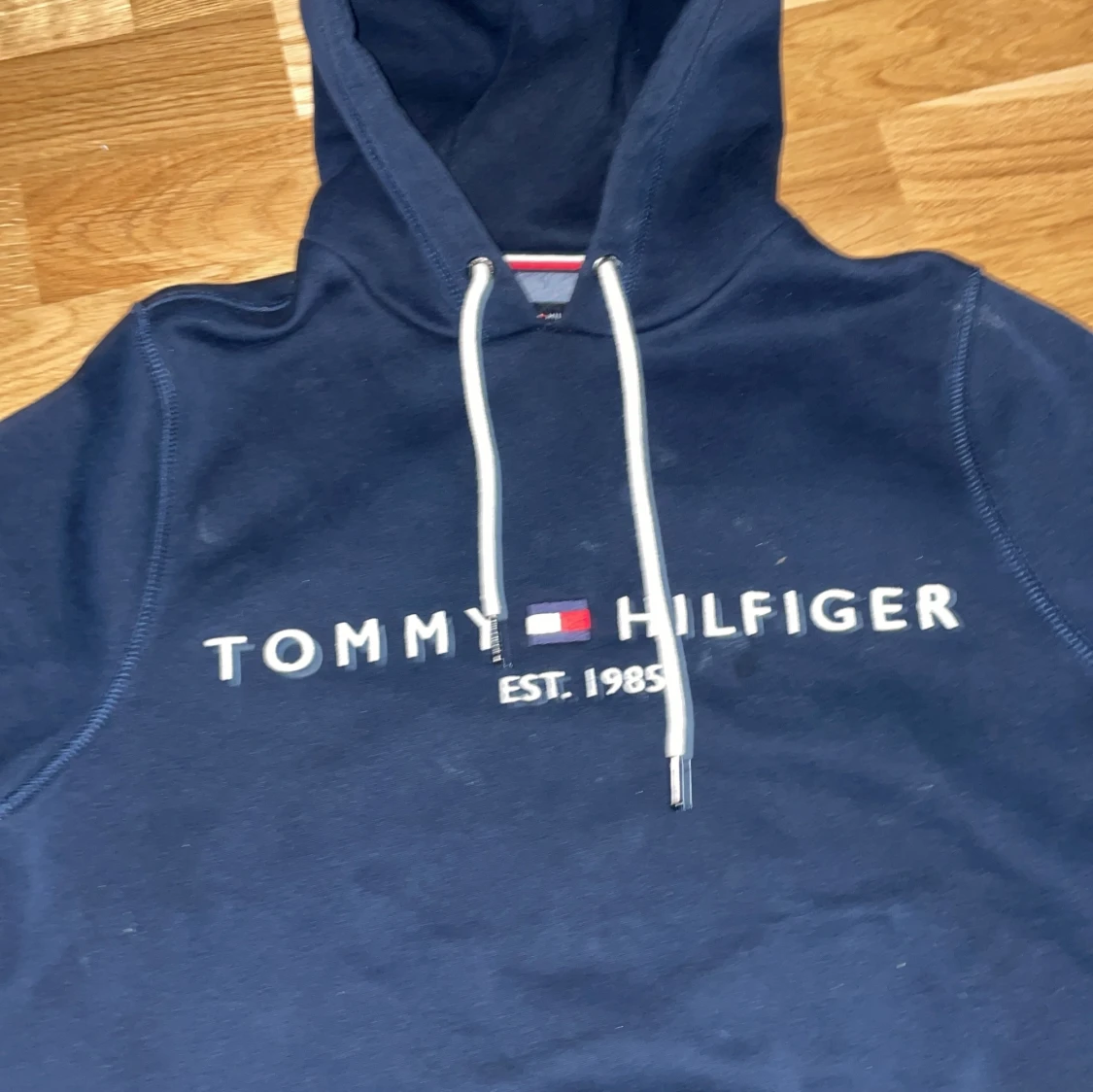 Mörkblå hoodie från Tommy Hilfiger - 1