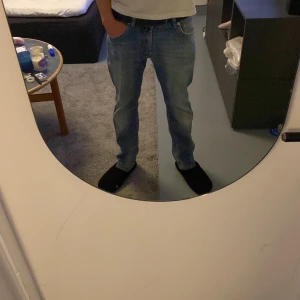 Söker jeans med samma passform - Söker jeans med samma passform, pris är inte hugget i sten. tryck på kontakta om ni har liknande så tar vi det där ifrån. Jag är 177cm