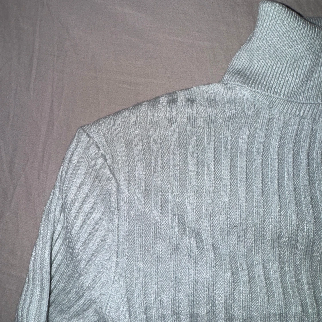 Ljusgrå ribbad polotröja från Bubbleroom