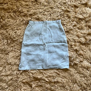 Grå satinkjol - Grå satinkjol med dragkedja baktill. Fint skick!