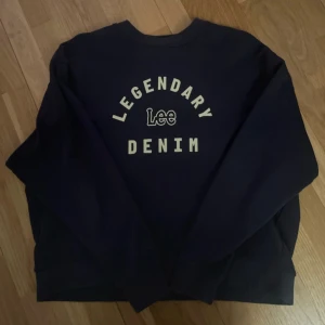 Mörkblå vintage sweatshirt från Lee - Säljer en mörkblå sweatshirt från Lee. Tröjan har en avslappnad passform och är perfekt för en casual look. Den är sparsamt använd i mycket bra skick. Priser kan diskuteras 