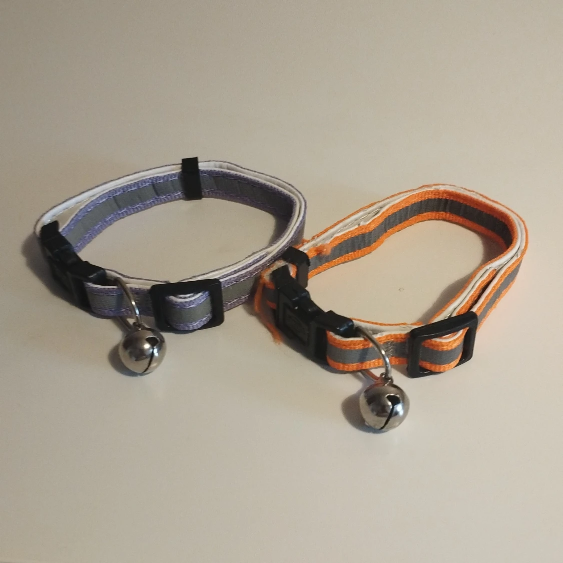 Två randiga halsband med bjällra - 2