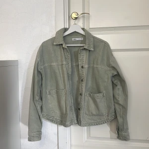 Grön jeansjacka - Säljer nu denna gröna jeansjackan från zara som inte går att köpa längre, jätte fin till våren!☀️