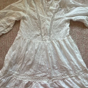 Vit sommarklänning från Zara -  Säljer en jättefin sommarklänning från Sara. Obs den Är syd vid v ringningen för att det var väldigt v ringad om du inte vil ha den så kan jag spreta up den🤗sorry för dåliga bilder kan skicka fler om du skulle vilja💕
