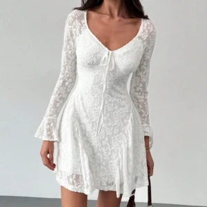 Studentklänning/vit klänning - Jättefin oanvänd vit klänning. Fler bilder kan skickas via dm☺️Den sitter som storlek 34. Pris kan diskuteras