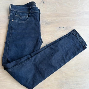 Replay Anbass - Mörkblå jeans i storlek 32/34 från Replay i modellen Anbass.  