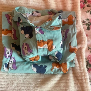  Turkos  pjamas med hundar  - Mycket bra sick gullig, lång armad pjamas med pyjamas byxor. Med hundar i olika färger på.