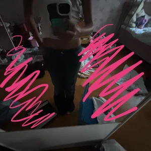 Mörkblå jeans från Cheap Monday - Snygga mörkblå jeans från Cheap Monday med en klassisk femficksdesign. De har en låg midja och en bootcut-stil som ger en avslappnad look. Perfekta för en casual outfit.