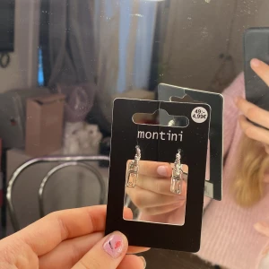 Silverfärgade örhängen från Montini (ur och pen)  - Snygga silverfärgade örhängen från Montini med en rektangulär hängande detalj. Perfekta för att ge en elegant touch till din outfit. Kommer i originalförpackning.pris kan absolut diskuteras 🤗och fler bilder 💕