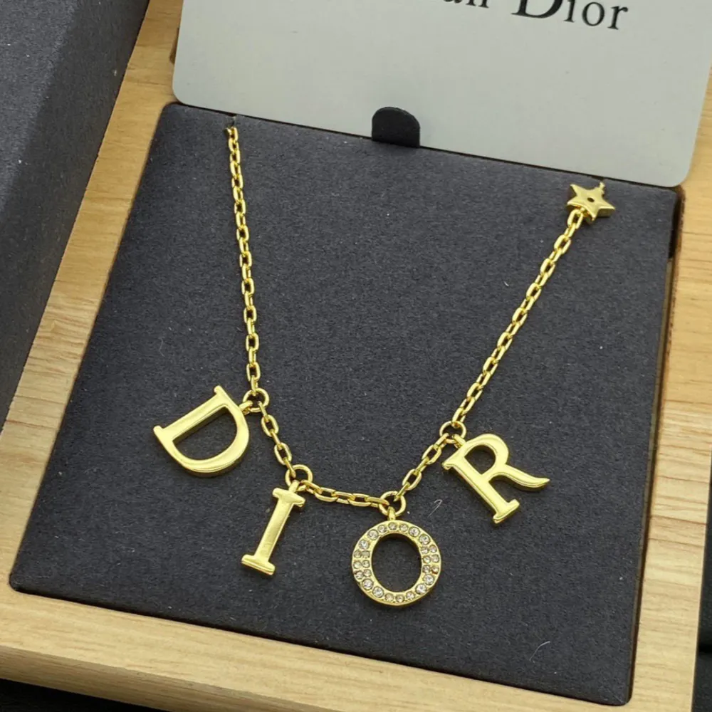 Väldigt snygga och oanvända dior halsband inne för tjejer! Box o allting följer med. Högsta kvalité i markanden. (6 kvar). Asusteet.