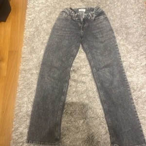 Grå jeans från Lindex - Snygga grå jeans från Lindex. Perfekta för en avslappnad stil med en tidlös look. De har en bekväm passform och är tillverkade i ett slitstarkt material.