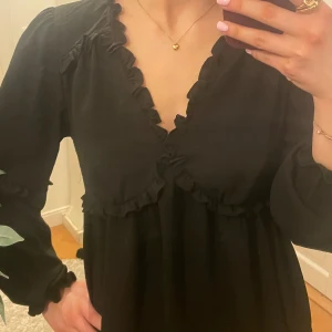 Svart volangblus från Vero Moda - Säljer denna fina blus från vero moda som jag endast använt ett fåtal ggr och som jag köpte i butik för 499 kr. Pris kan diskuteras 