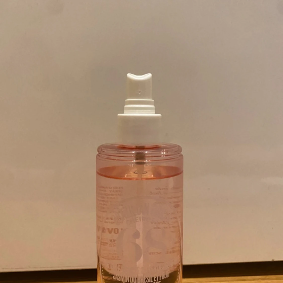 Parfymmist med vit kork