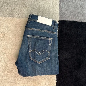 Replay jeans - Ett par snygga mörkblåa replay jeans i modellen groover (de är lite bredare än anbass modellen). De är i bra skick och har använts sparsamt. Skriv vid minst fundering🌟