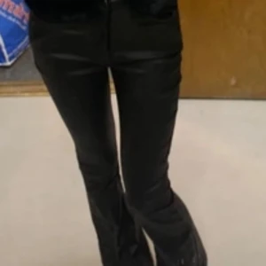 Svarta skinnbyxor  - Säljer mina svarta skinnbyxor i bootcut och medel i midjan. Aldrig använda❤️