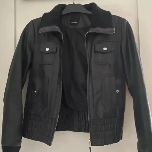 Jacka - Säljer den här jättefina ”skinn”jackan från vero moda då den är lite för liten på mig tyvärr. Står att det är storlek M men den är lite liten i storleken så skulle säga S. ❤️Skriv om ni har frågor eller vill ha fler bilder❤️