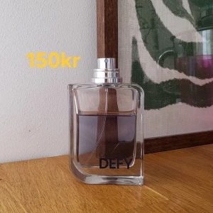 Calvin Klein Defy Eau de Toilette 100ml - Säljer en flaska Calvin Klein Defy Eau de Toilette på 70ml av 100ml. Flaskan har en stilren design med en transparent glasflaska men saknar tyvärr lock. Perfekt för den som söker en fräsch och modern doft. 