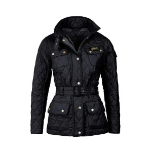 Svart Barbour Jacka - Använd 1 gång på bilden. Har exakt samma i beige av den anledningen säljer jag denna. ÄLSKAR ÄLSKAR DENNA MODELL!!! 