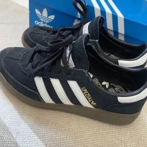Adidas Spezial sneakers - Snygga Adidas Spezial sneakers i svart mocka. Knappt använda och fortfarande i jätte bra skick🥰 säljs bara då de inte används