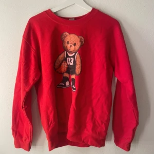 Röd tröja fashionbear  - Säljer en röd tröja med ett gulligt motiv från Fahshion bear. Ska flytta snart så vill gärna bli av med allt så fort som möjligt (pris kan diskuteras)💕
