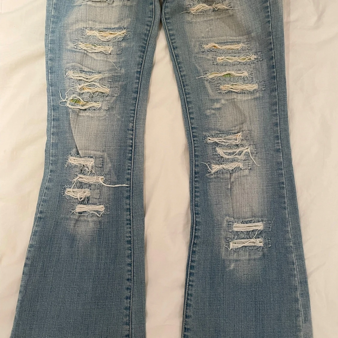 Lågmidjade jeans med hål  - 1