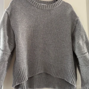 Grå stickad tröja från Zara - Säljer en mysig grå stickad tröja från Zara! Den är finstickad och har inga defekter! Endast använd ett fåtal gånger 