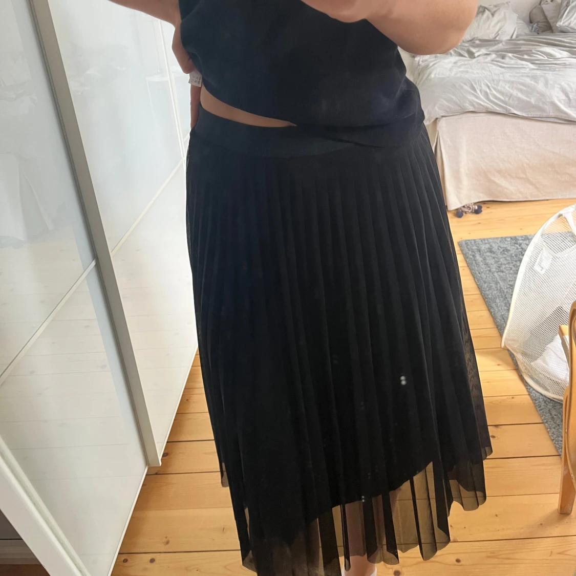 Svart plisserad midikjol Bershka - 2