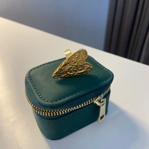 Guldfärgad ring med hjärtdesign - Justerbar ring med stort hjärta, smyckesasken medföljer inte.