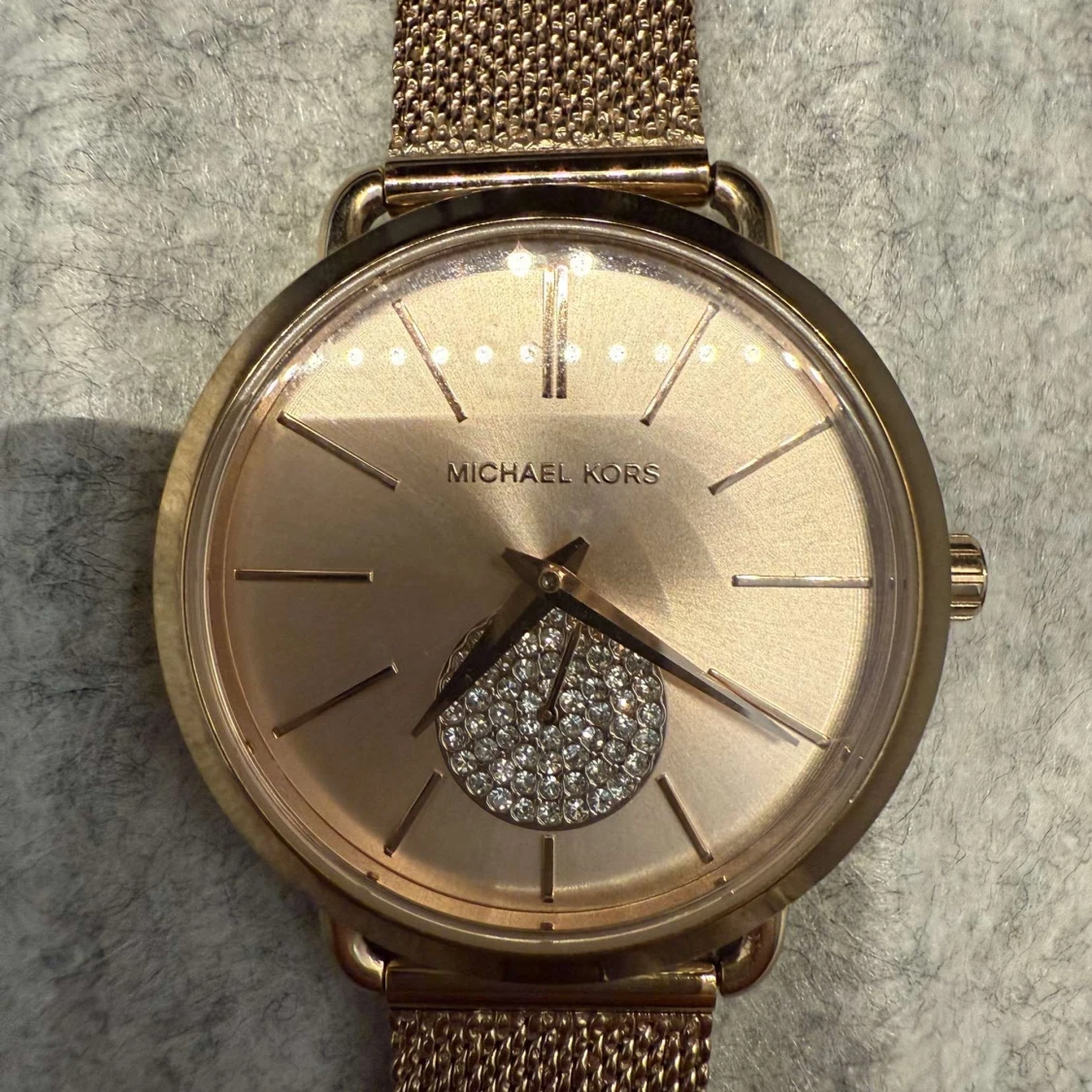 Guldig klocka från Michael Kors med mesh-armband