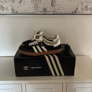 Adidas Wales Bonner Samba - Adidas Wales Bonner Samba sneakers med svart ovandel, vita detaljer och klassiska tre ränder. Skorna har endast varit använda ett par gånger, men det är inget som syns på dom. Låda och svarta snören ingår.