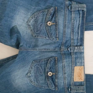 Blå jeansbyxor från Esprit - Säljer mina jeans då de blivit försmå! Skriv för mer bilder eller fågor💕