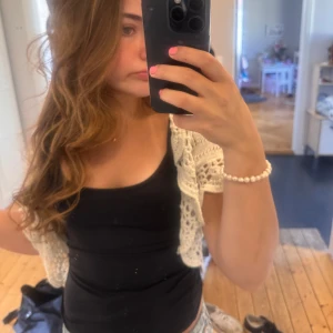 Vit virkad bolerotopp - Säljer en söt vit virkad bolerotopp med korta ärmar och öppen front❤️