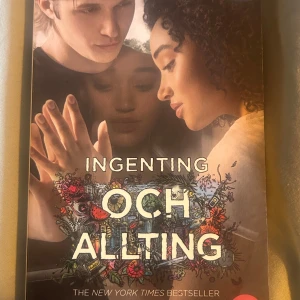 Ingenting och Allting - Säljer boken 'Ingenting och Allting' av Nicola Yoon. En gripande roman om Madeline som lever isolerat på grund av en ovanlig sjukdom och om kärleken som förändrar allt. Boken är en New York Times bestseller och har även filmatiserats.