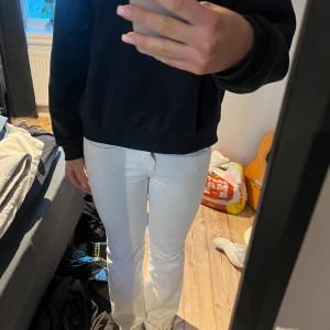 Vita bootcut jeansbyxor - Säljer ett par vita jeansbyxor med bootcut-stil. Low waist .Storlek 36,S