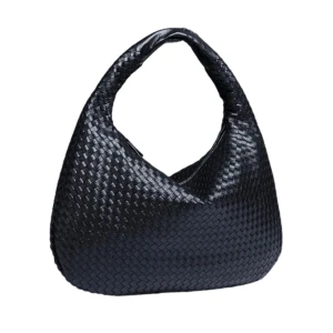 Svart flätad axelväska - Säljer en svart axelväska med snygg flätad design. Väskan har en mjuk, rundad form och ett bredare handtag som gör den bekväm att bära. Perfekt för dig som vill ha en stilren accessoar med det lilla extra. Använd fåtal gånger 