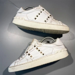 Valentino skor - Hej! Säljer nu mina skor från märket Valentino, storlek 39.5 använt skick en nit saknas , givetvis äkta. Tveka inte på att höra av dig om du har frågor eller funderingar kring skorna! 