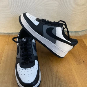 Nike AF1 (Custom made design) - Det finns bara ett par av dessa (om ingen annan designat exakt likadant). Iallafall så är de custom made och kommer tyvärr inte till användning.