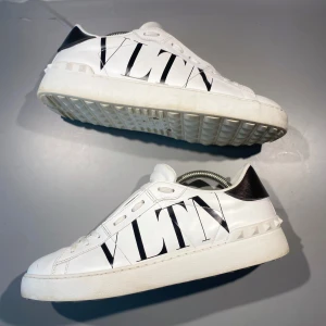 Valentino skor - Hej! Säljer nu mina skor från märket Valentino, storlek 40 bra skick, givetvis äkta. Tveka inte på att höra av dig om du har frågor eller funderingar kring skorna! 