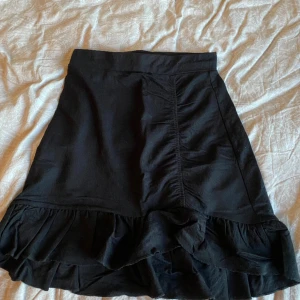 Kjol - Säljer min svarta kjol från Gina. Aldrig använd. Säljs inte längre! Skriv för funderingar eller fler bilder🌸