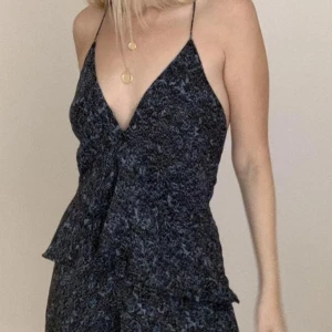 Zara topp - Säljer denna mörkblå topp från Zara, köpt för ca 3-4 år sen. Nypris: 500 